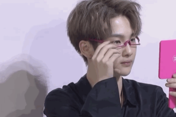 断网少年周震南拯救小眼,戴上"网红"双眼皮眼镜,看到这操作网友:很迷