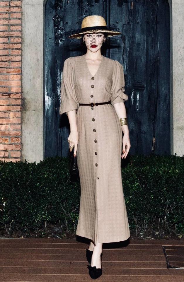 全网被栗娜美到哭看秀配红唇礼帽风衣一抬手气场全开