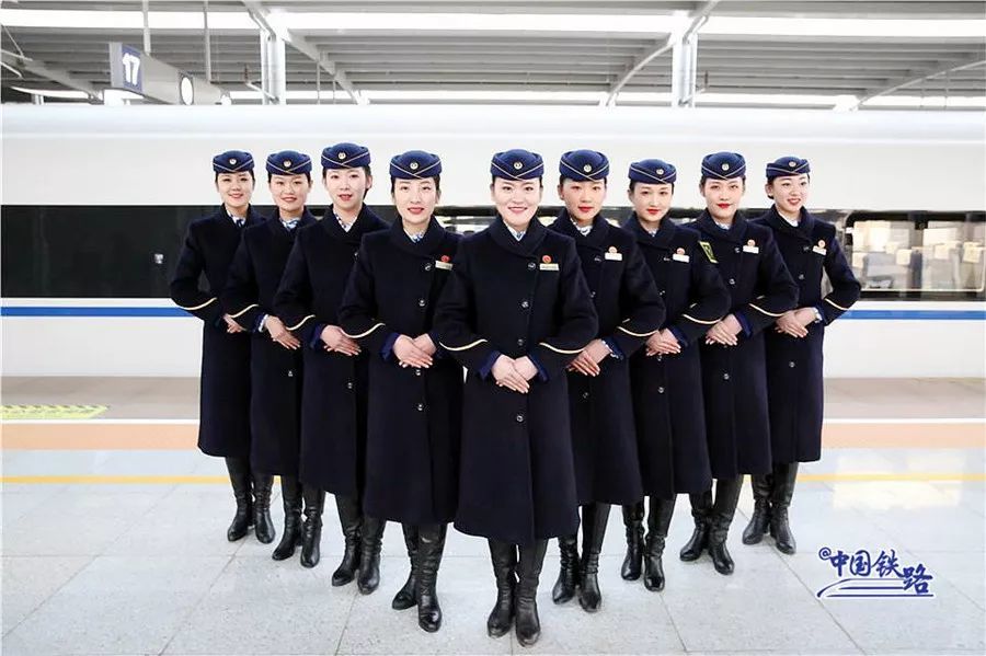 这趟高铁的乘务员小姐姐换新装啦!_腾讯新闻