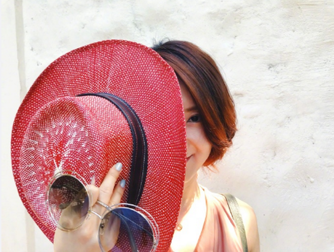 侧颜的许婧,鼻梁高挺,下巴尖尖,真是太漂亮了,一双大长腿抢镜十足.