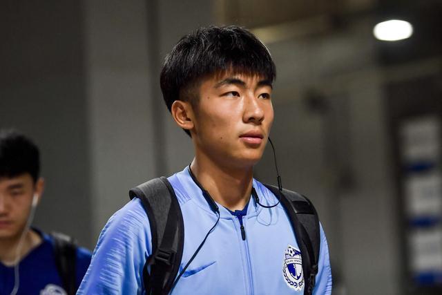 大连足球患难见真情!单鹏飞辟谣加盟申花,一方飞翼最令球迷感动_腾讯