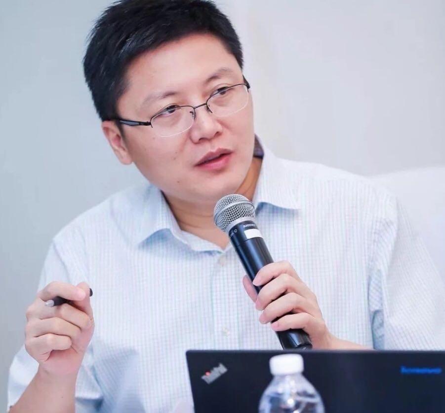 1月3日上午9时30分,手术开始,王志华博士主刀与泌尿外科副主任任承德