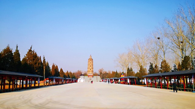 查看更多图片 >远望良乡塔岗上有一座插入云霄的古塔巍巍耸立于顶上