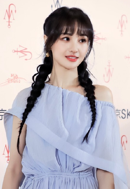 从郑爽的星盘来看,她的水金木都落在狮子座上,而且未来一年的活动轨迹