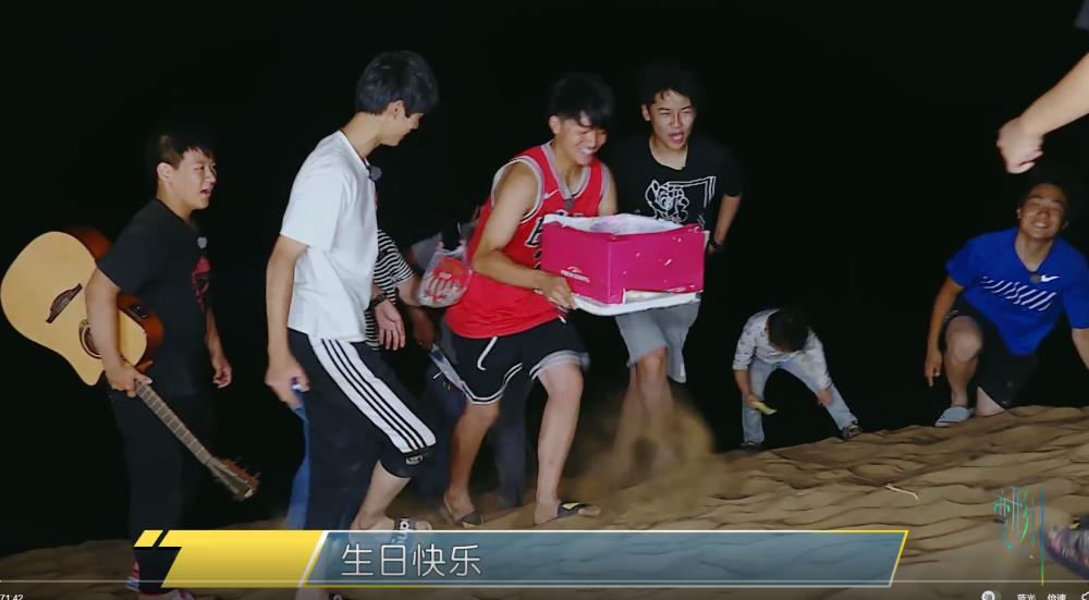 《变形计》大家给郑耘昊准备惊喜,当生日蛋糕打开后,网友泪奔了