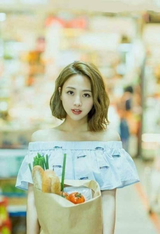 鬼鬼穿超紧身连体衣现身舞台大秀好身材超大蝴蝶结成亮点