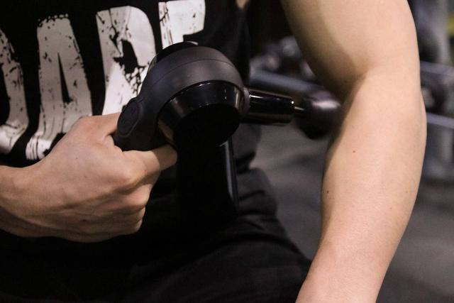 肌肉男微微一笑,跟我说,theragun g3肌健仪有三大功效,分别是缓解肌肉