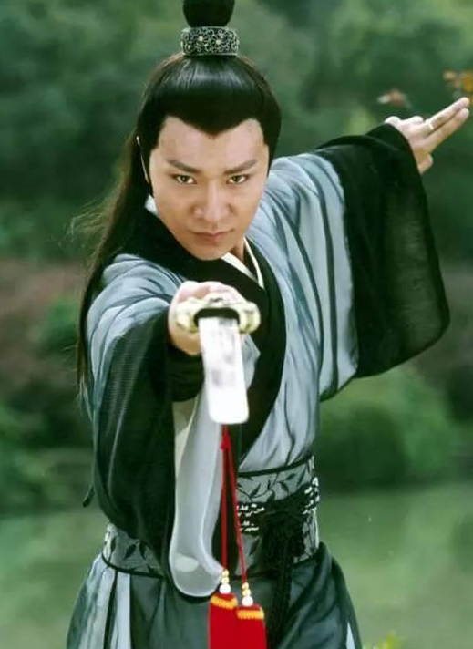 还记得《一脚定江山》的张俊吗?他现在长这样