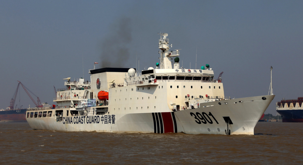 万吨海警舰近距驶过压迫感十足所有舰炮却全消失