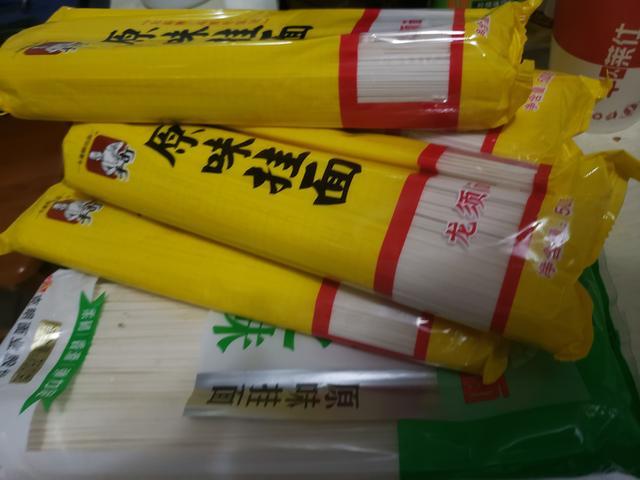 要过年了,同学送了一些小礼物,好几袋挂面,这么多挂面,天天吃,吃一个