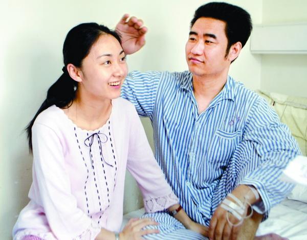 有一些熊孩子住在高速旁边,就往高速公路上面扔石子,结果正好邢丹的车