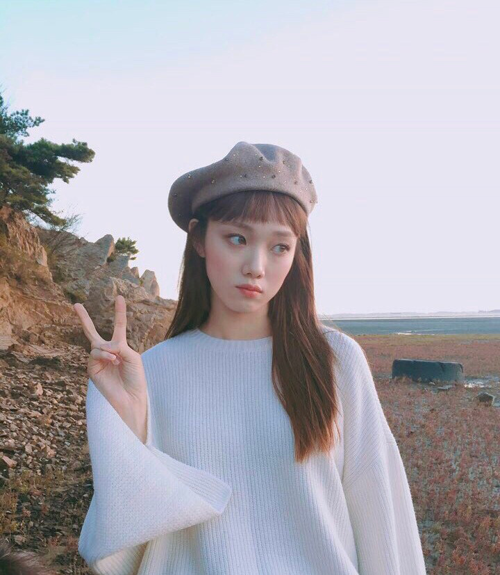 她演举重妖精金福珠今穿露肩黑色紧身裙秀超模身材太迷人