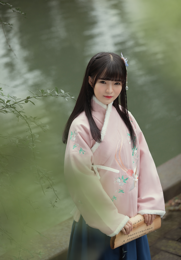 而粉色与藏蓝色的汉服配色,也将她古典的韵味凸显出来,尽显国风美少女