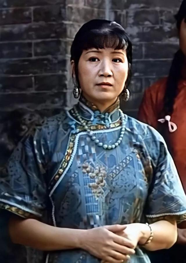 "也在观影后对曹翠芬说:奥斯卡金像奖首位华裔评委卢燕,他说:"她是一