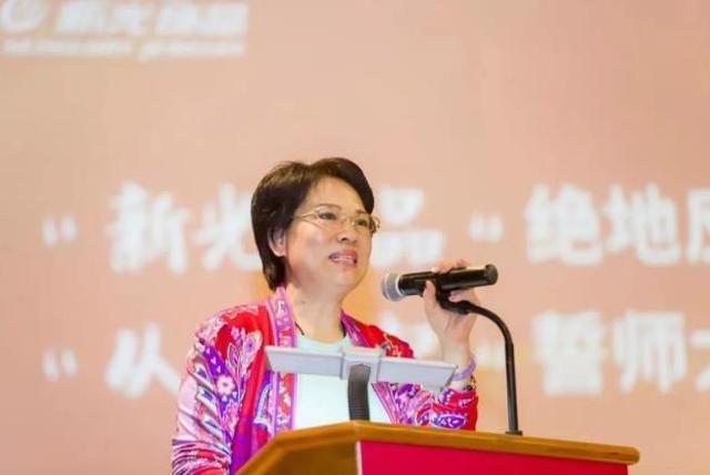 1985年,周晓光与同样做绣花样的虞云新结婚.