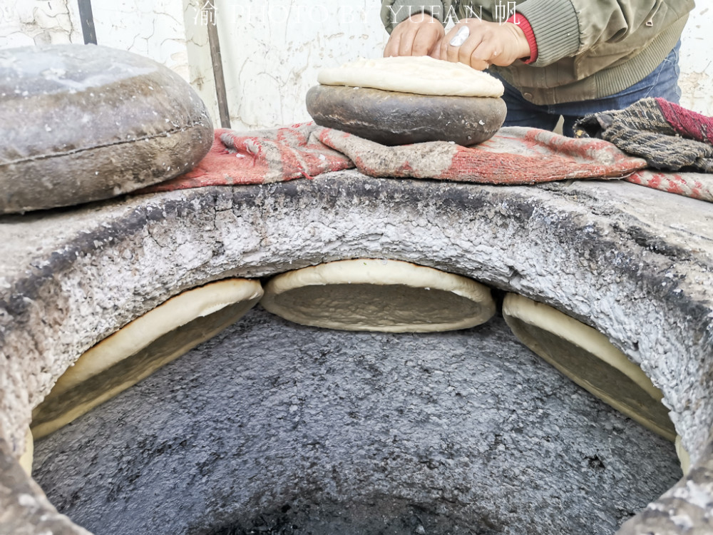 在新疆向维吾尔族大叔学习做馕工艺看着容易做却难几次掉在馕坑中