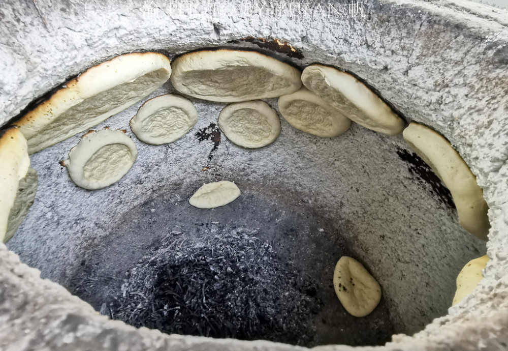 在新疆向维吾尔族大叔学习做馕工艺看着容易做却难几次掉在馕坑中