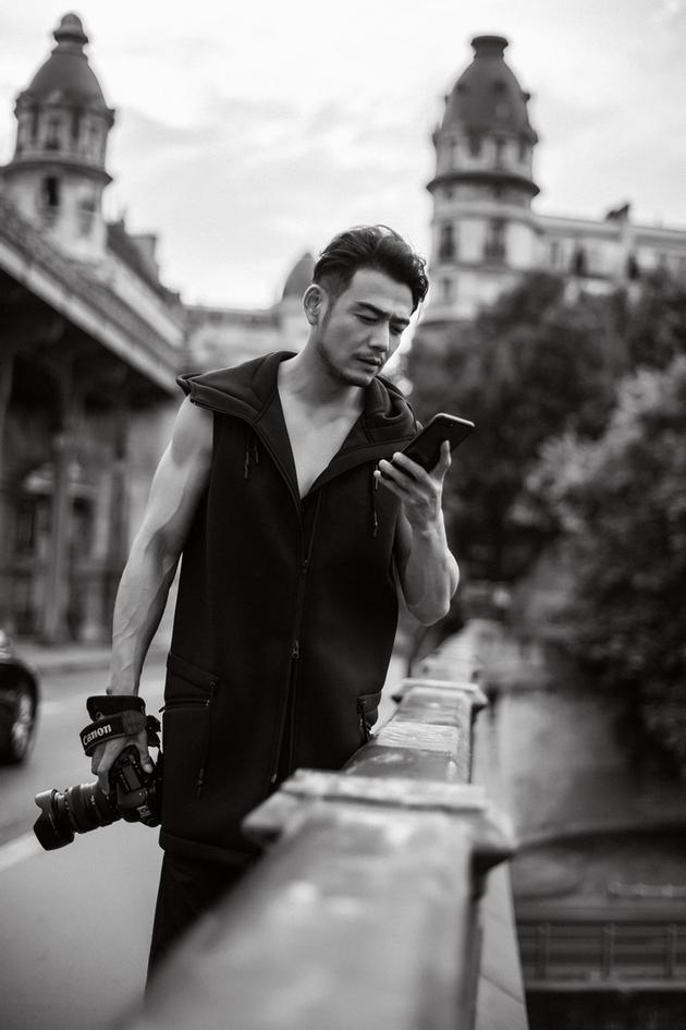 杨烁一组最新巴黎街拍曝光,照片中的他穿着简单清爽.