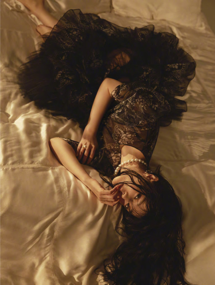 在国外复出?范冰冰登美国时尚杂志封面,烟熏妆造型霸气又撩人