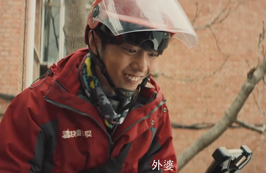 肖战饰演外卖小哥皮肤黝黑,戴头盔吃盒饭,一声"外婆"令人心碎