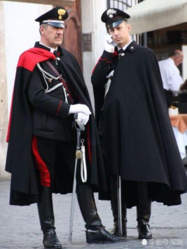 世界上最帅的军服穿上像模特走秀看到搭配的披风这还怎么抓贼