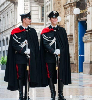 世界上最帅的军服,穿上像模特走秀?看到搭配的披风,这还怎么抓贼