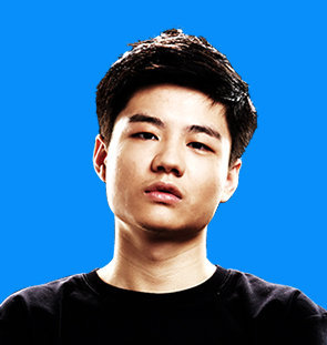 上图所示是fpx辅助刘青松出道时候的照片.