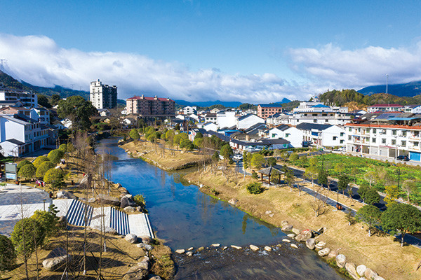 幾年前,瀏陽市張坊鎮的洞溪河還是一條岸邊遍佈違章建築,生活汙水直排