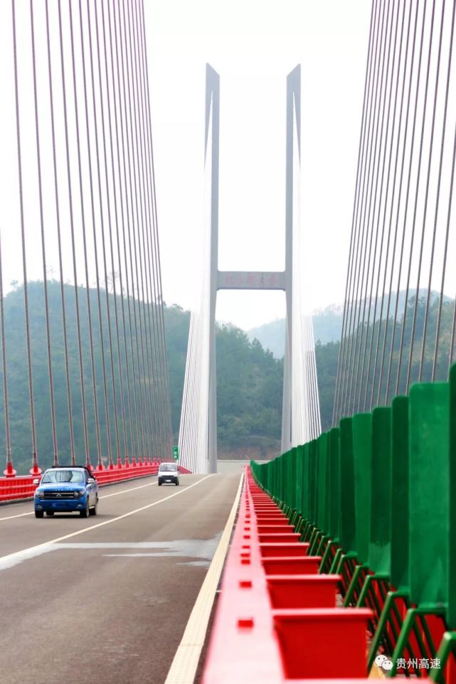 银百高速惠罗段起于贵州惠水县城南的龙田寨,止于广西百色市上宋村.