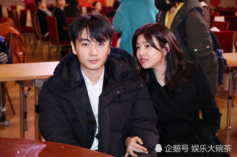 这就是甜蜜的样子!陈晓陈妍希盛装亮相,神仙眷侣手就没有松开过