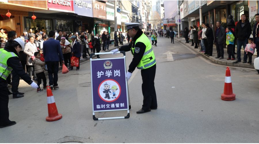 冬季交警护学岗 暖心守护上学路_腾讯新闻