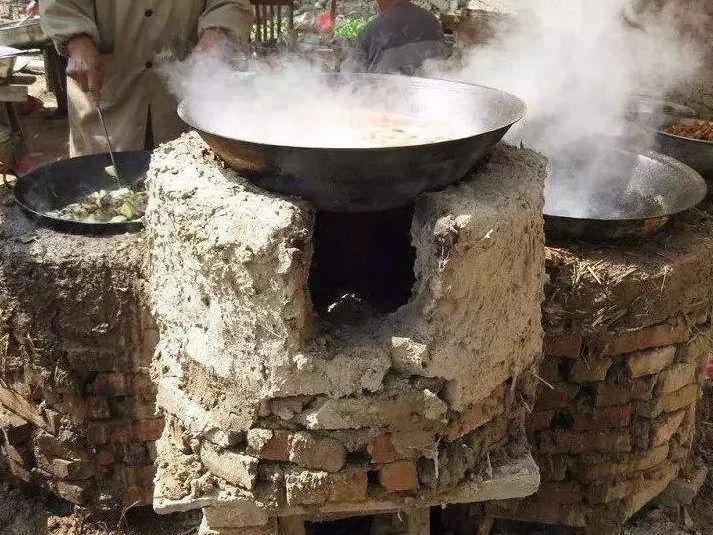 "泥涂灶"是指用泥涂成的灶,只有一个锅即崇明人称的"镬子",没有烟囱.