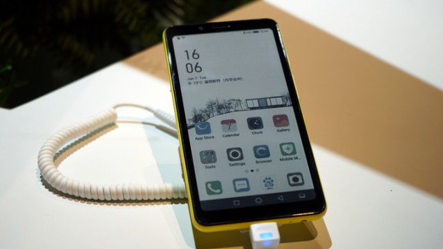 海信首款彩色水墨屏手机闪耀ces