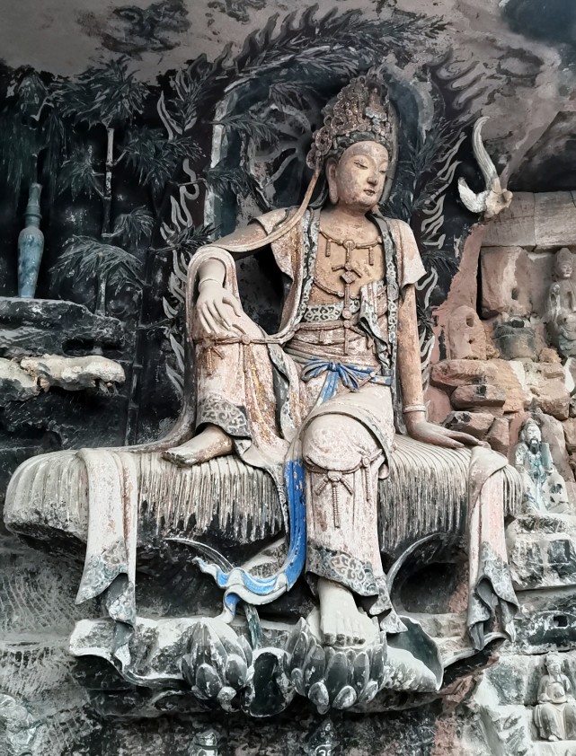 从娇柔妩媚到千手遮天:大足石刻的最美观音像