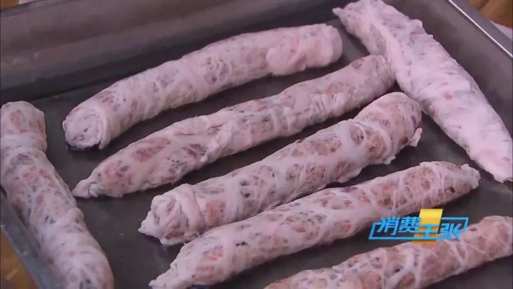 用猪油网包上猪肉馅,再裹上面糊油炸后,就做出了年夜饭上少不了的"