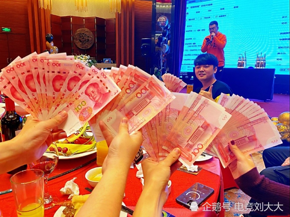 白鲨现场奖励even十万现金看他加入白鲨的这一年十万真不多