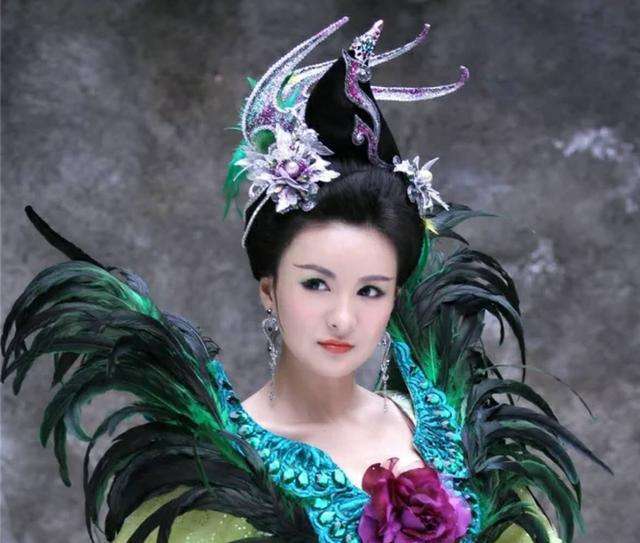 从以上信息中可以得知,猪八戒的第一任老婆叫卵二姐,原本是福陵山云栈