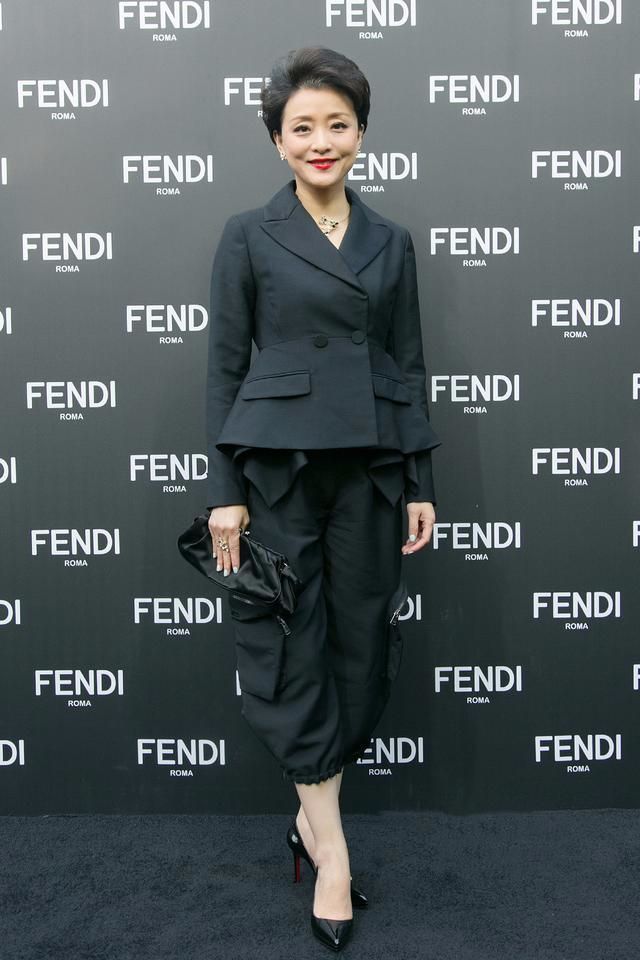 没修图的杨澜,打扮知性气质依然高级,但老了也是事实啊!