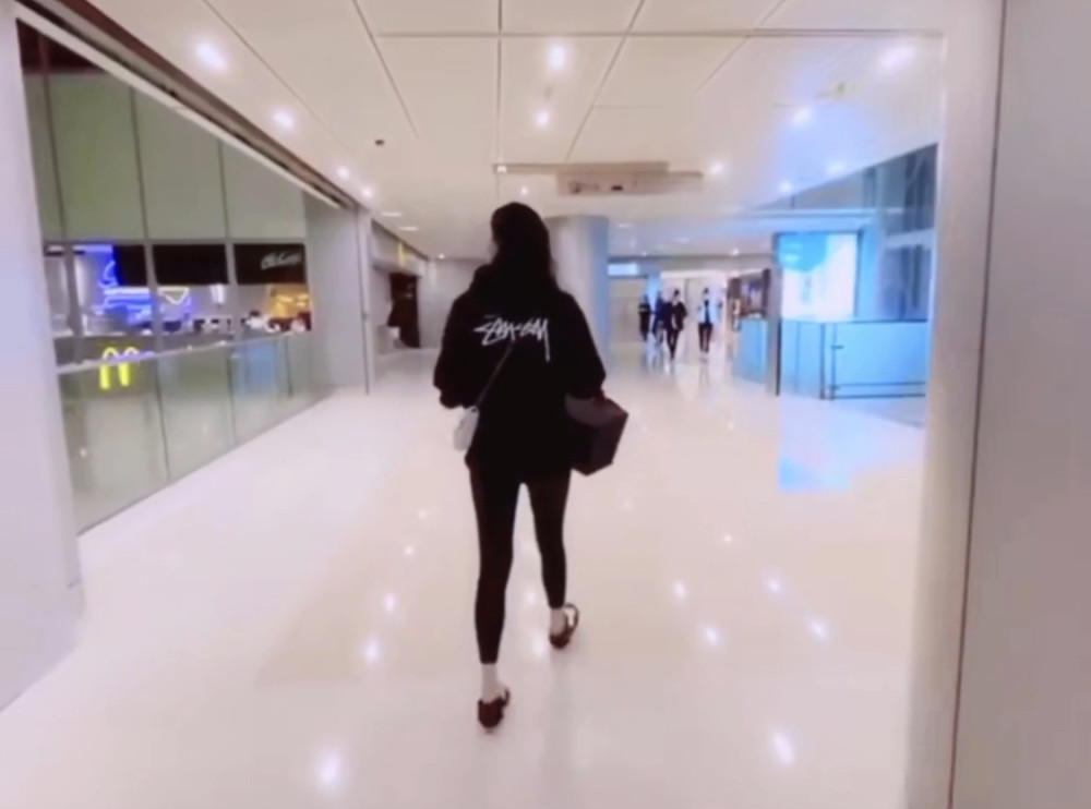 奚梦瑶产后全身首曝光，双腿变粗发福不少，走路蹦蹦跳跳很少女（组图） - 4