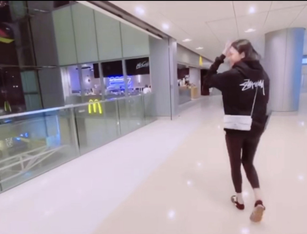 奚梦瑶产后全身首曝光，双腿变粗发福不少，走路蹦蹦跳跳很少女（组图） - 8