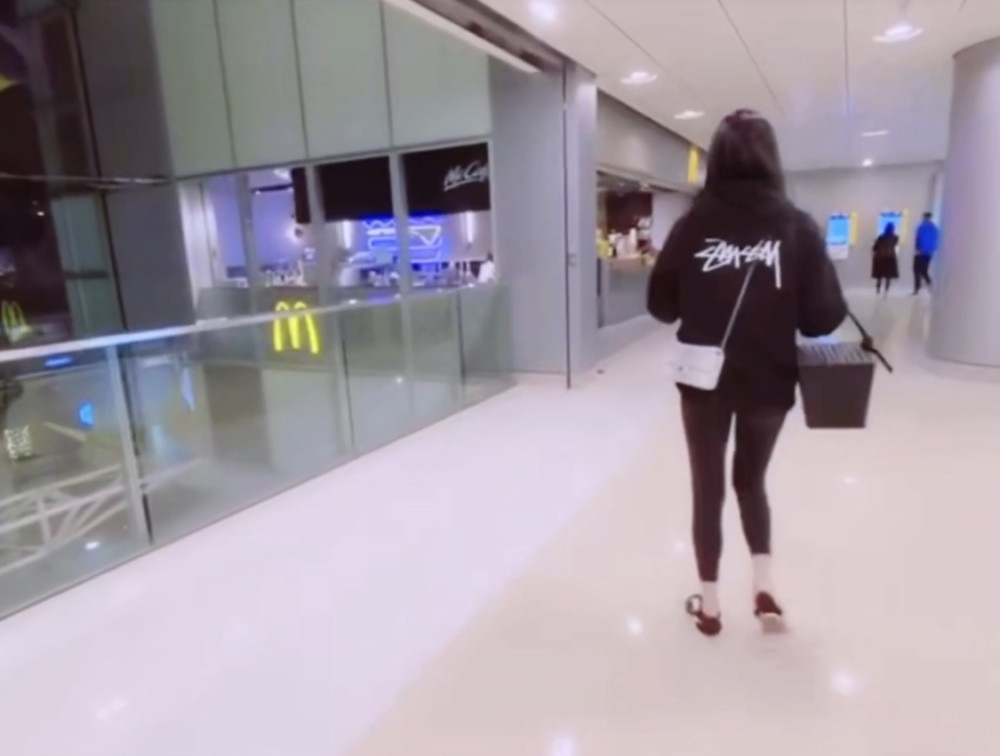 奚梦瑶产后全身首曝光，双腿变粗发福不少，走路蹦蹦跳跳很少女（组图） - 2