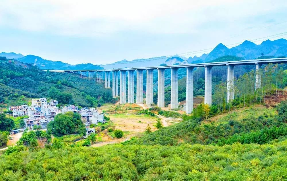 乐百高速公路今日正式通车南宁至乐业只需4个半小时左右