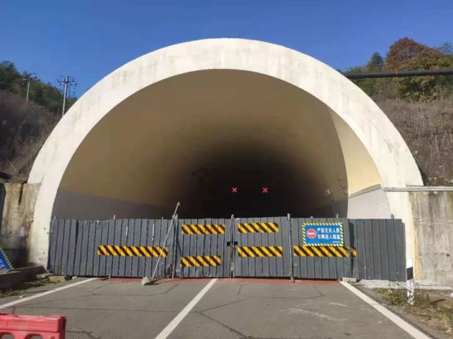 记者在现场看到,大岩头山隧道口铁门封闭,上面挂着警示牌"严禁无关