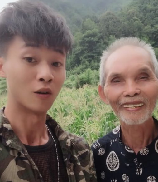 许华升在大排档被偶遇看到桌子上的一包烟网友粉了