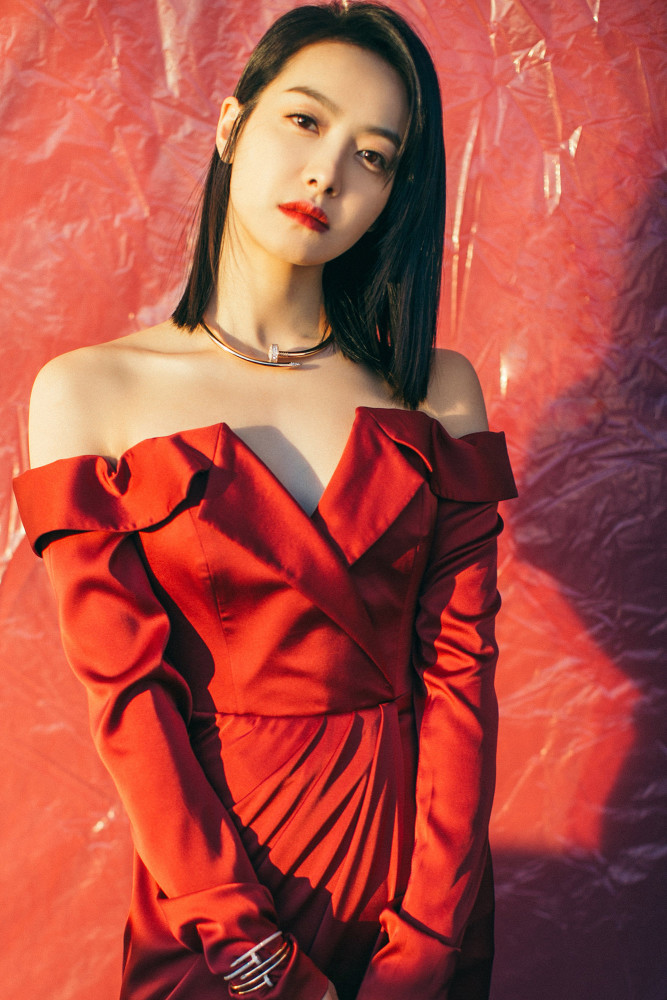 宋茜红裙惊艳亮相活动 荣获年度最受期待演员