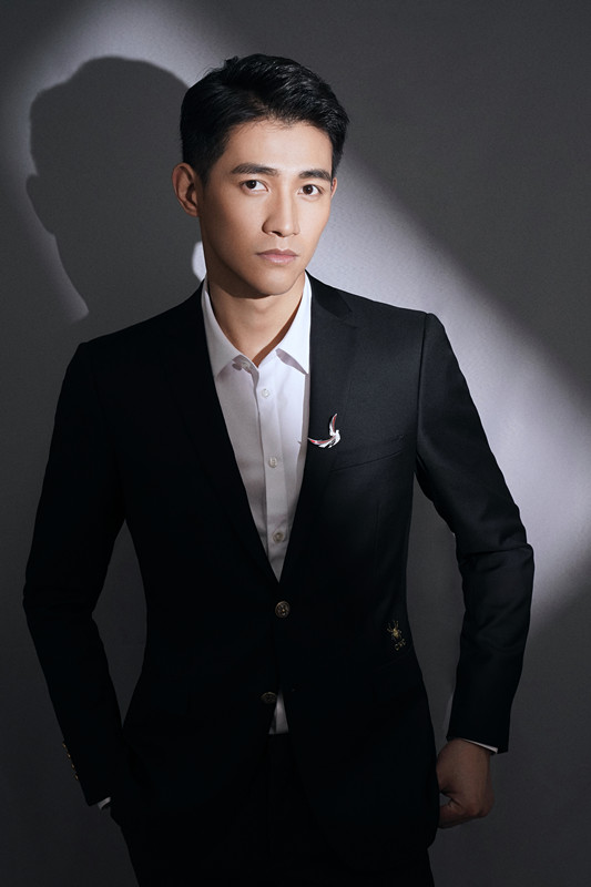 李子峰质感西装亮相获最具潜力艺人