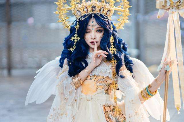 漫展第一lo娘谢安然,金光闪闪熠熠生辉,生图一出迷倒众人