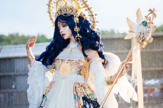 漫展第一lo娘谢安然,金光闪闪熠熠生辉,生图一出迷倒众人