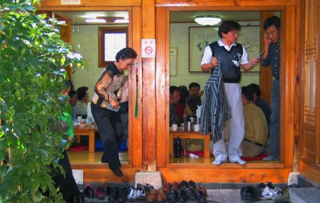 平时看韩剧每个人进屋都脱鞋围坐在一起难道没有人有脚气吗
