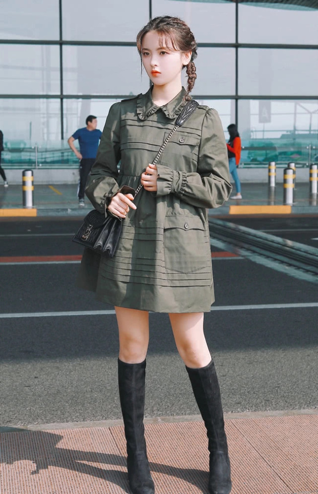 上帝吻了杨超越的脸,却忘了吻一下她的腿,穿长靴显得膝盖好弯!